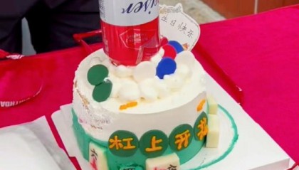 残暴广东全运男篮给焦泊乔庆祝生日 赵睿周鹏连续蛋糕暴击